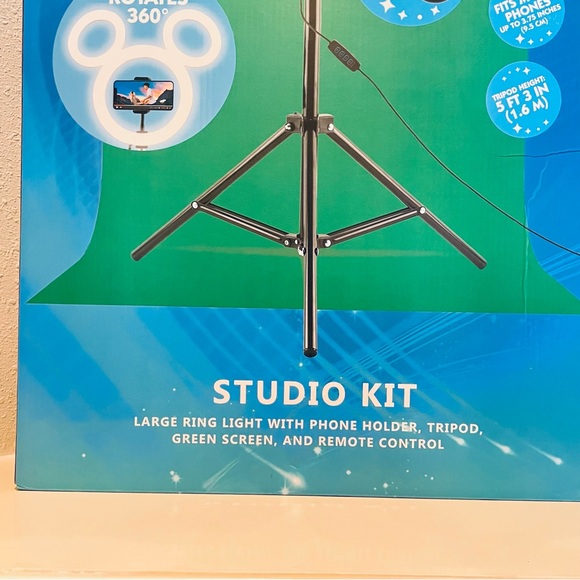 Disney Mikey Large Ring Studio Kit With Green Screen/NEW - Picture 2 of 6